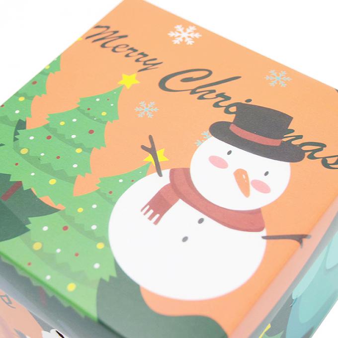 Kotak hadiah Natal dengan tutup yang terbuat dari kertas berlapis dalam ukuran khusus untuk kemasan hadiah 14